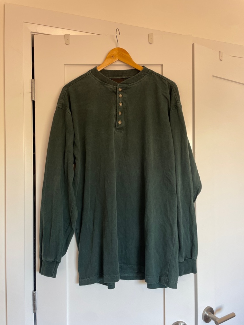 90s Vintage Men's Long-Sleeve Stone wash Henley in Forest Green